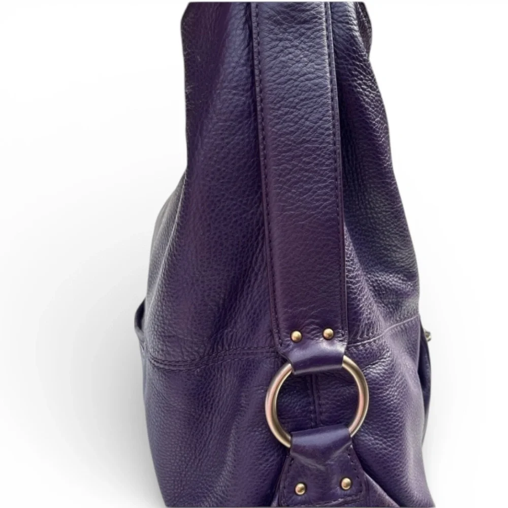 Michael Kors Austin hobo bag crafted from pebbled leather gold-tone hardware.